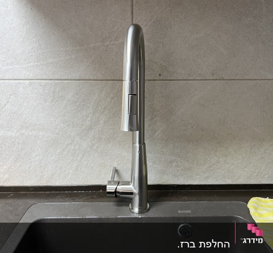 ברז נירוסטה מעל כיור מטבח כהה עם סבון